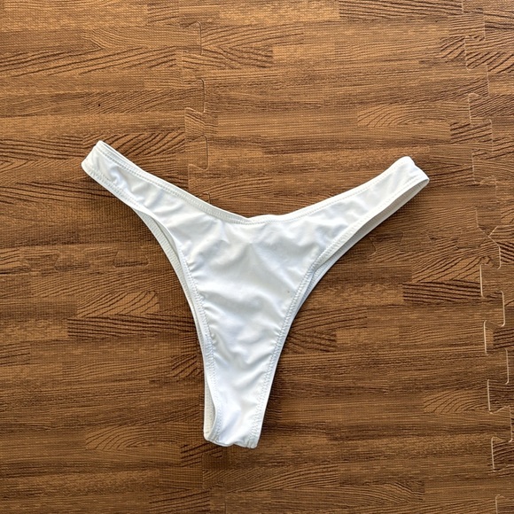 WHITE BIKINI BOTTOMS SIZE MEDIUM V-SHAPED - Picture 2 of 2